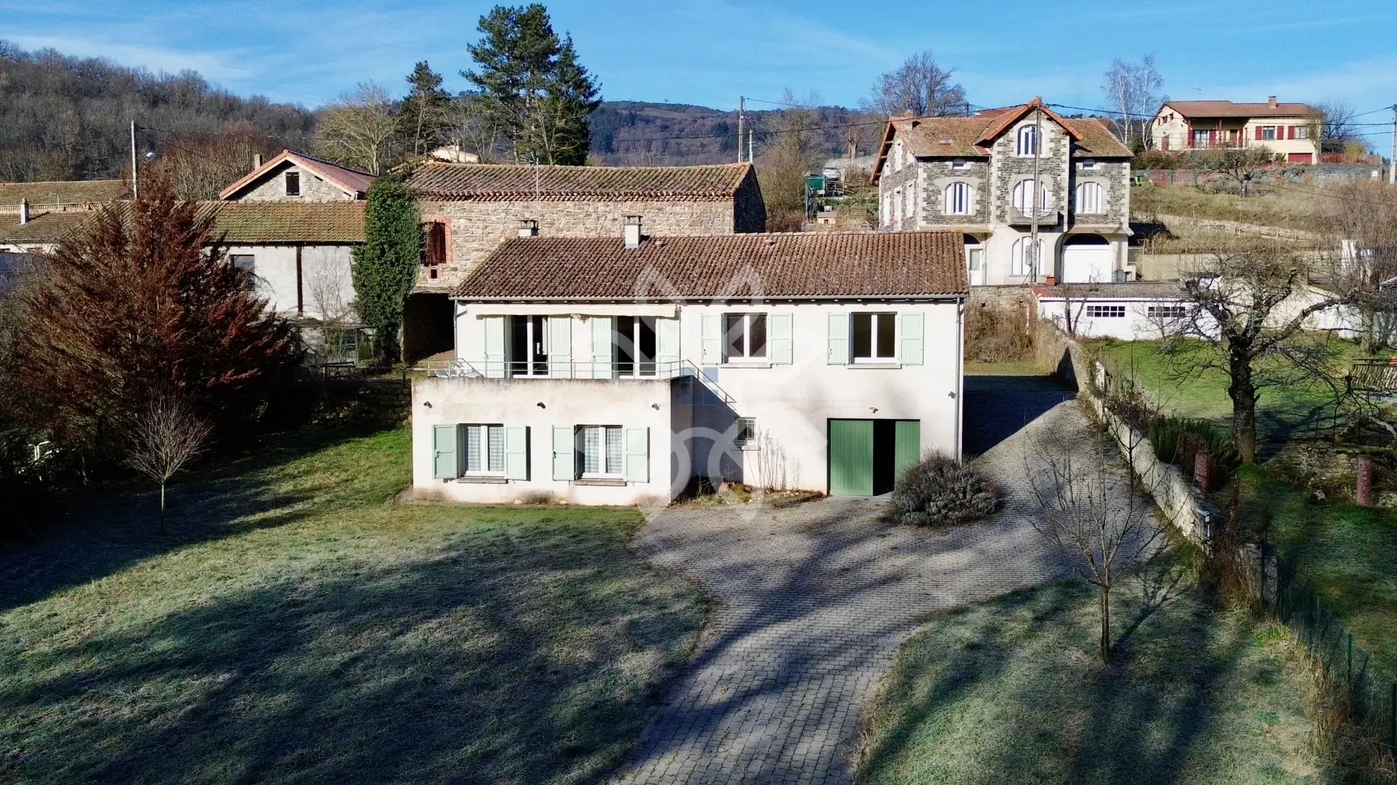 Maison en pierre avec accès à la rivière à Lavoute-Chilhac 