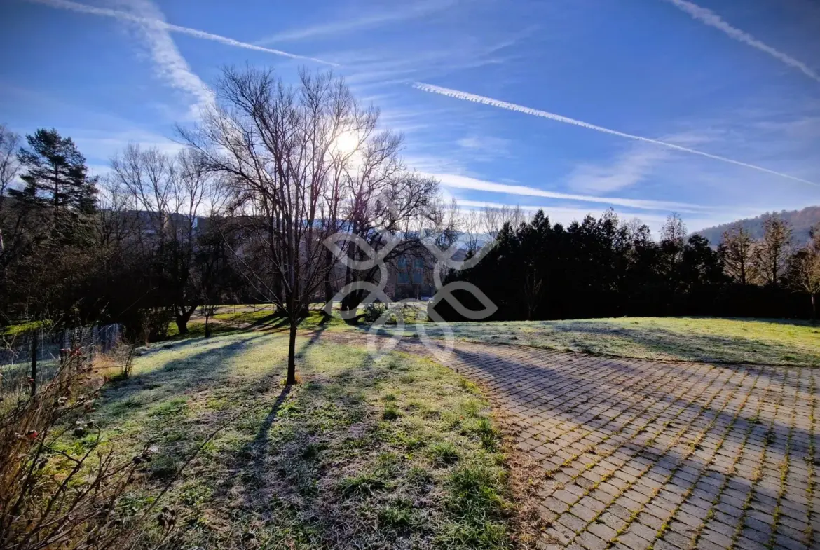 Maison en pierre avec accès à la rivière à Lavoute-Chilhac 