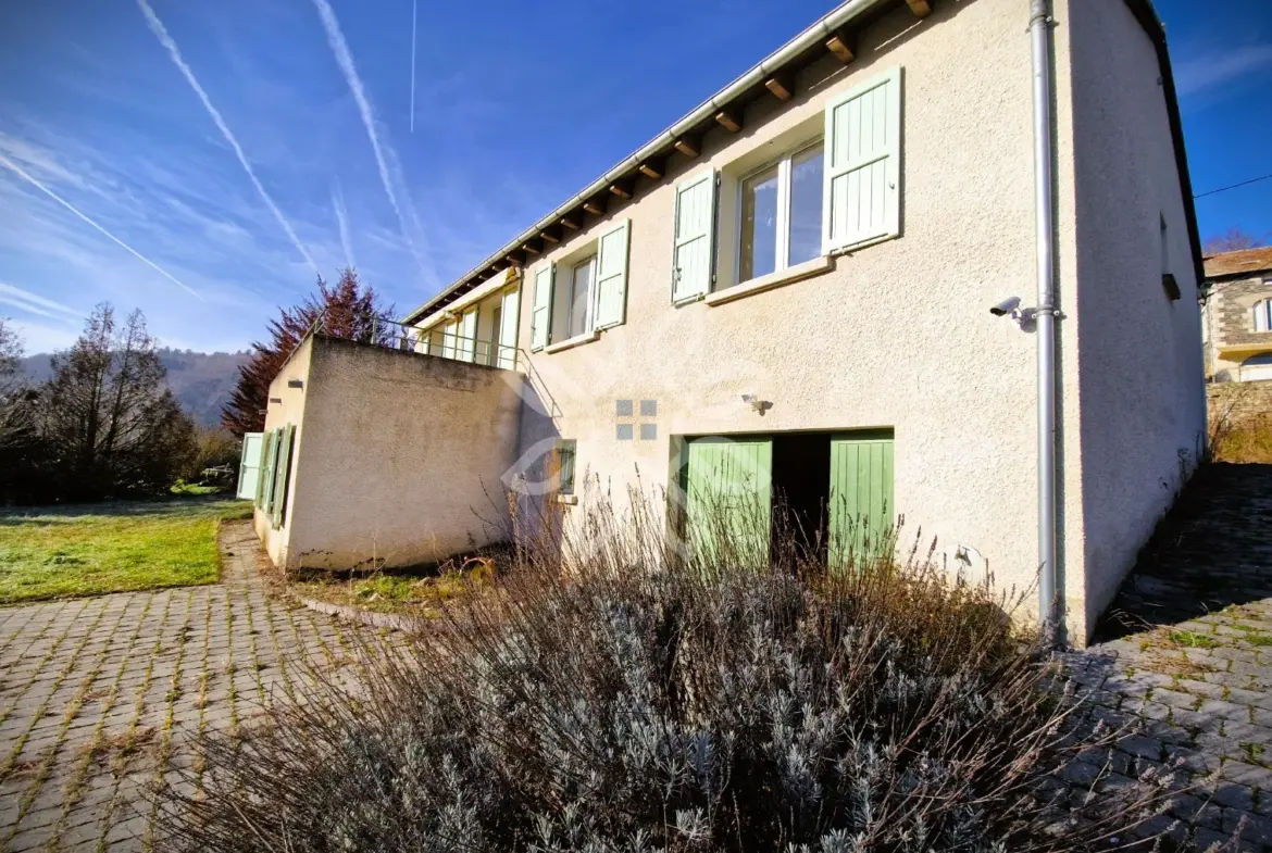 Maison en pierre avec accès à la rivière à Lavoute-Chilhac 