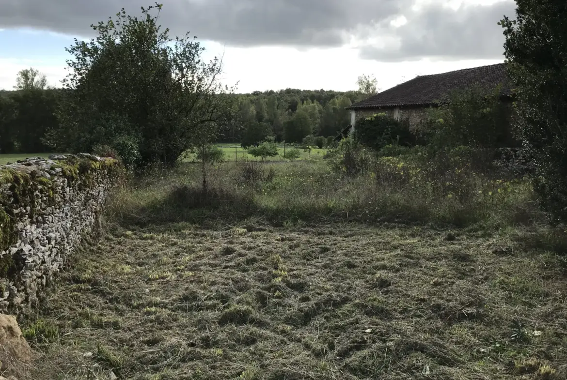 Maison en Pierre à Rénover avec Jardin à St Just 