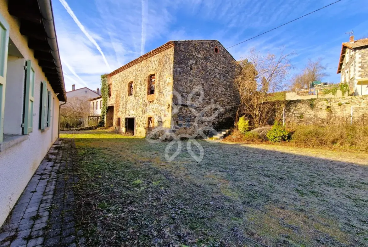 Maison en pierre avec accès à la rivière à Lavoute-Chilhac 