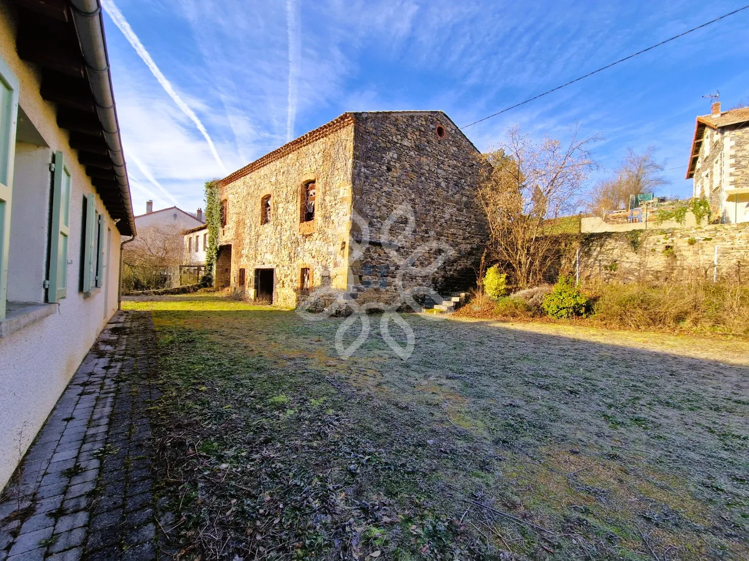 Maison en pierre avec accès à la rivière à Lavoute-Chilhac 