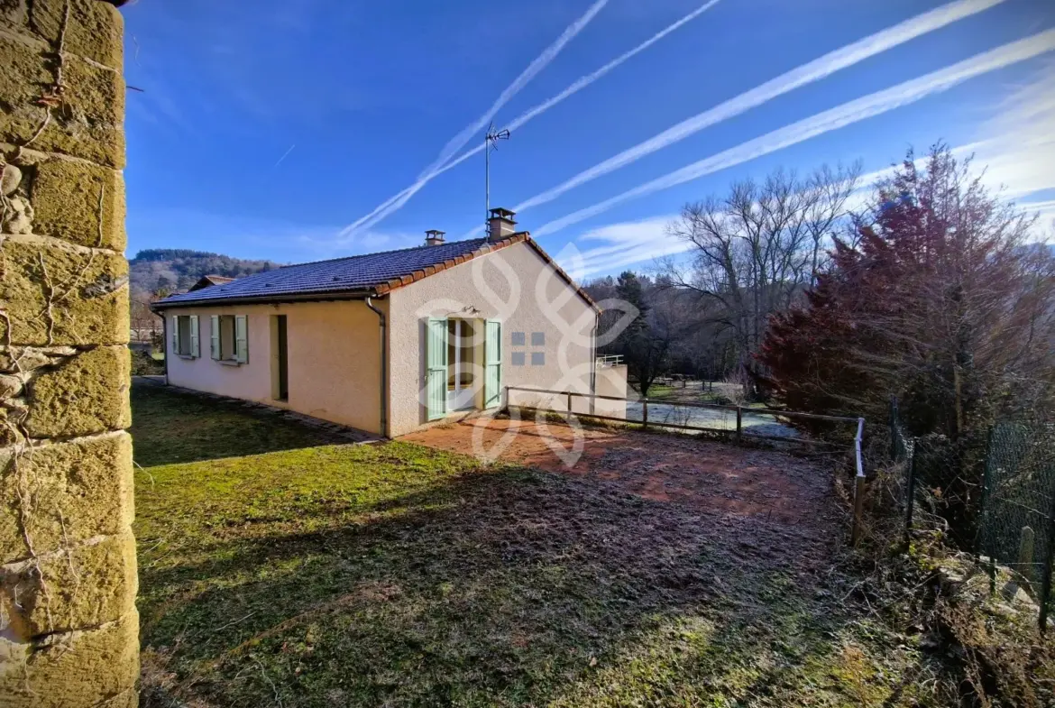 Maison en pierre avec accès à la rivière à Lavoute-Chilhac 