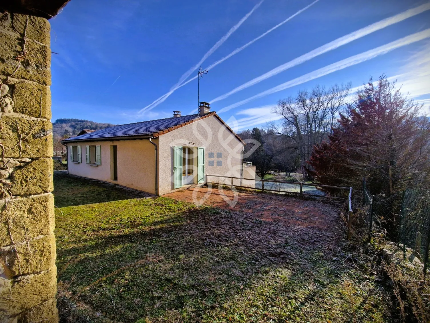 Maison en pierre avec accès à la rivière à Lavoute-Chilhac 