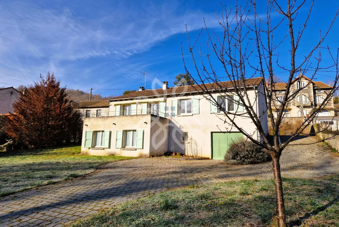 Maison en pierre avec accès à la rivière à Lavoute-Chilhac 