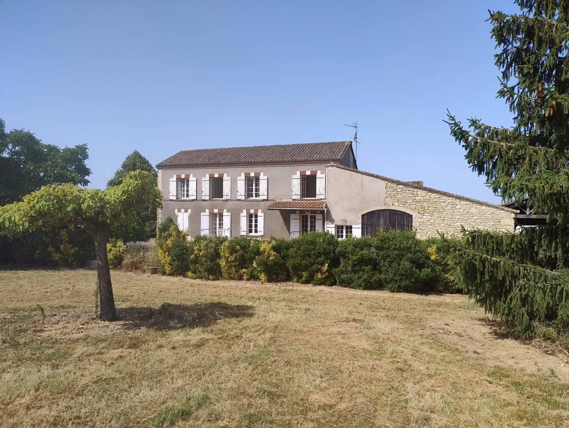 Ancienne Ferme Viticole à Caplong avec Dépendances et Terrain 