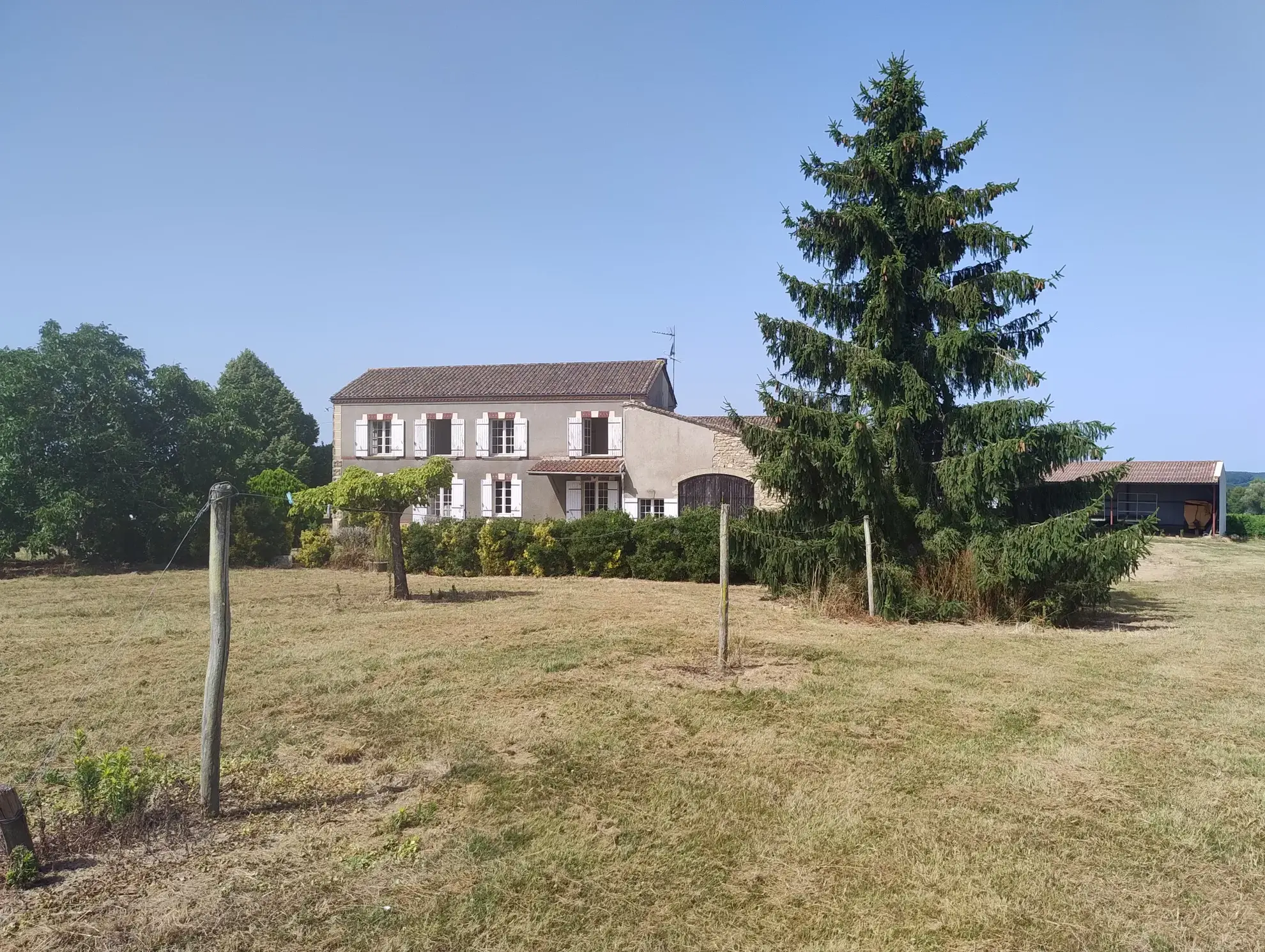 Ancienne Ferme Viticole à Caplong avec Dépendances et Terrain 