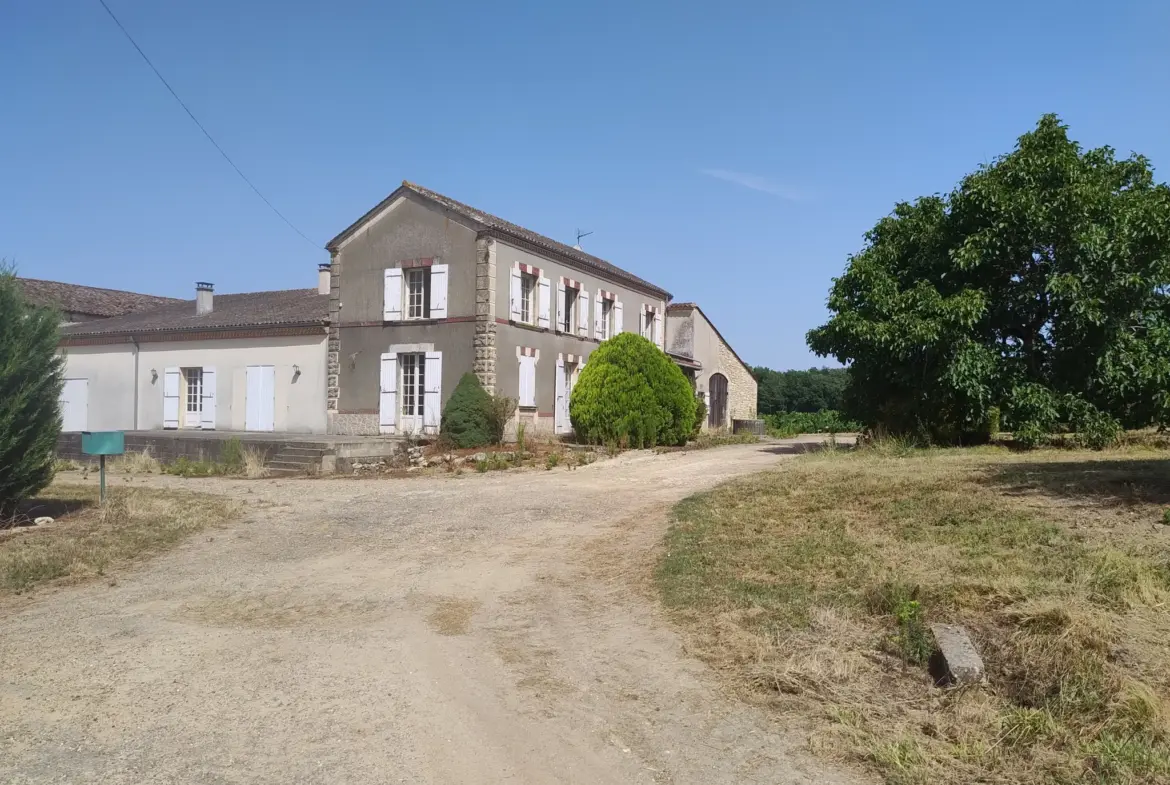 Ancienne Ferme Viticole à Caplong avec Dépendances et Terrain 