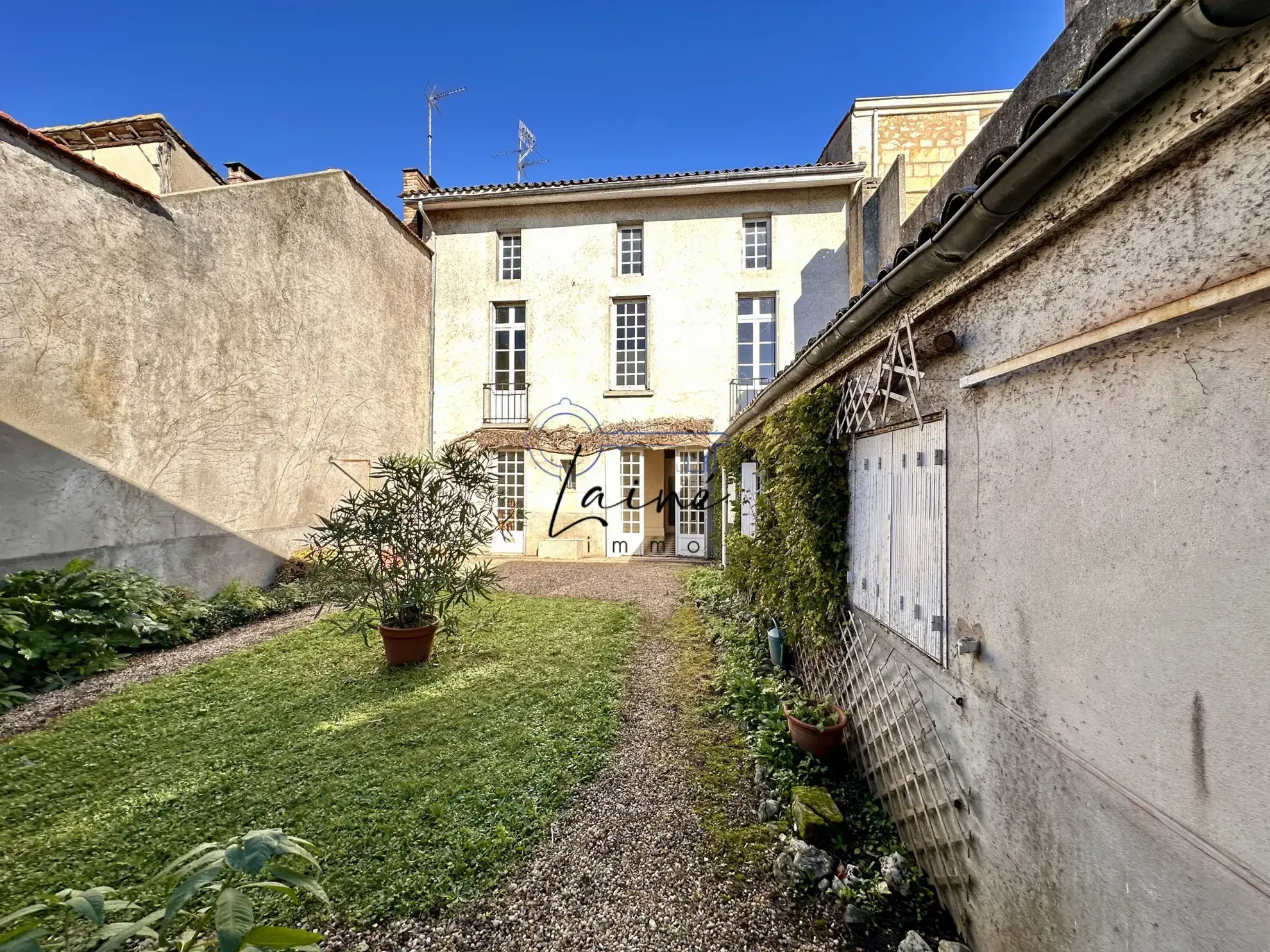 Maison de caractère à Sainte-Foy-la-Grande de 198 m² avec jardin 