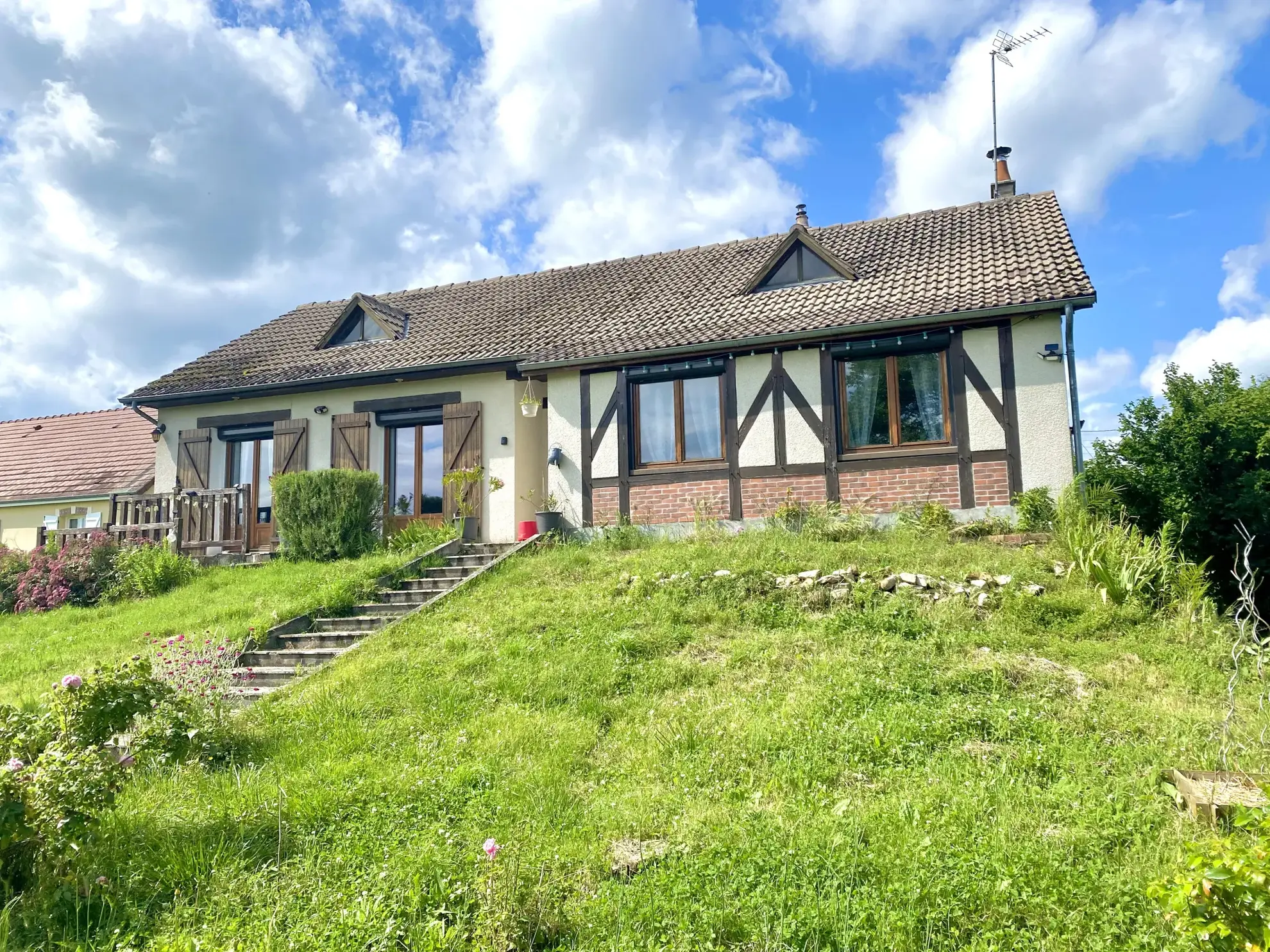 Maison familiale à vendre près du canal à Vierzon 