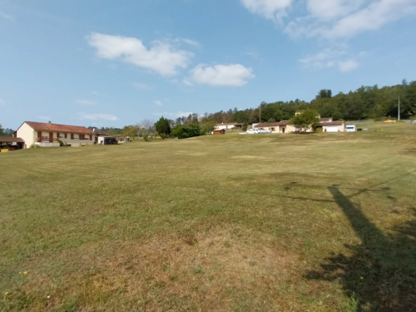 Terrain constructible de 1542 m² à Château-l'Evêque avec vue sur les champs