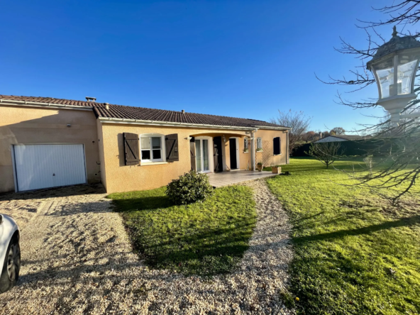 Maison de plain-pied avec 3 garages et piscine chauffée à Thiviers