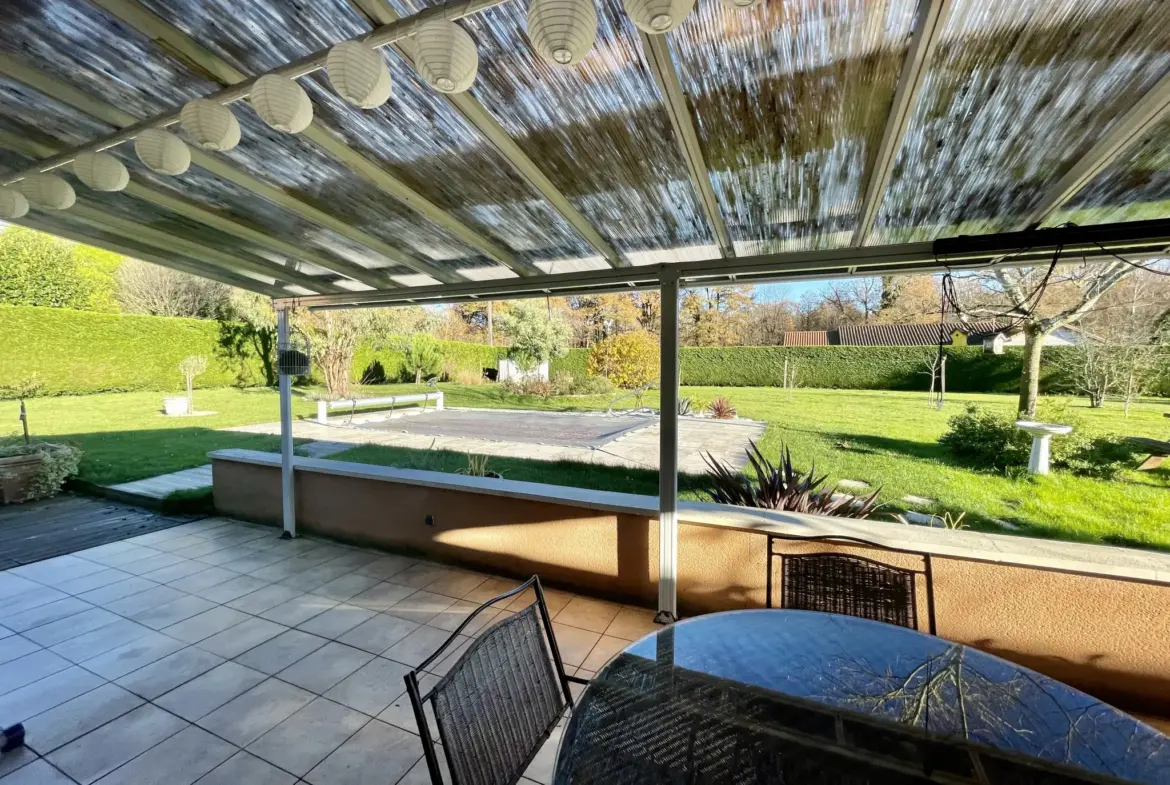 Maison de 107 m² à Thiviers avec piscine et 3 garages 