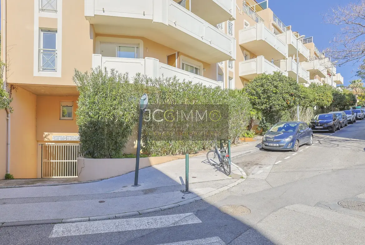 À vendre : Appartement T3 à Hyères avec ascenseur, balcon et parking 