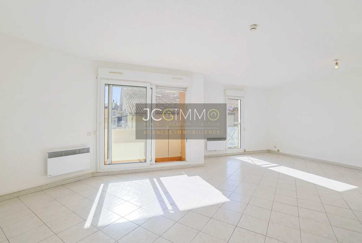 À vendre : Appartement T3 à Hyères avec ascenseur, balcon et parking 