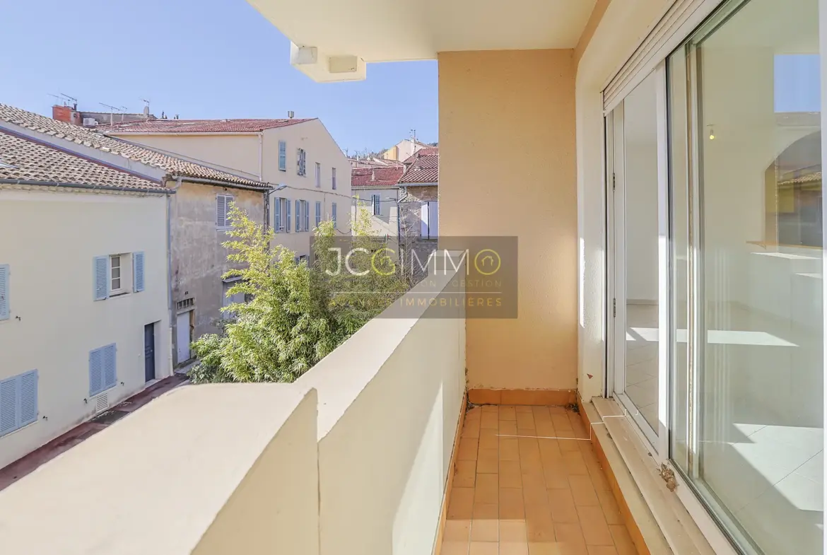 À vendre : Appartement T3 à Hyères avec ascenseur, balcon et parking 