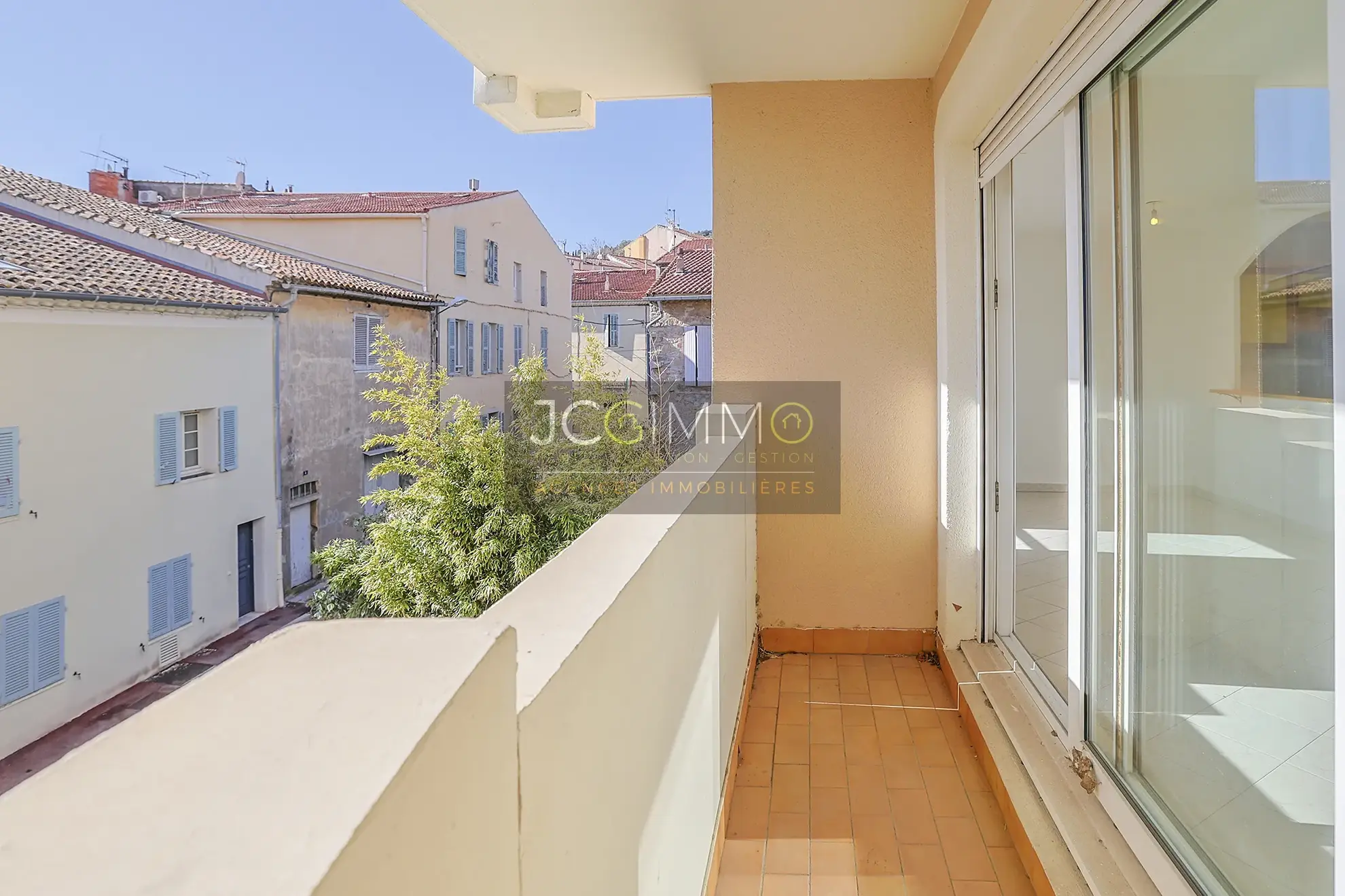 À vendre : Appartement T3 à Hyères avec ascenseur, balcon et parking 