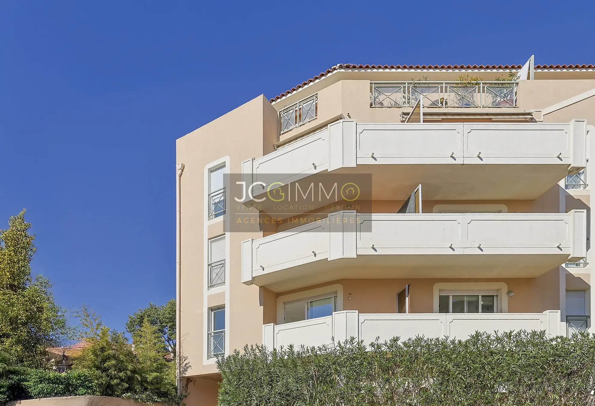 À vendre : Appartement T3 à Hyères avec ascenseur, balcon et parking 