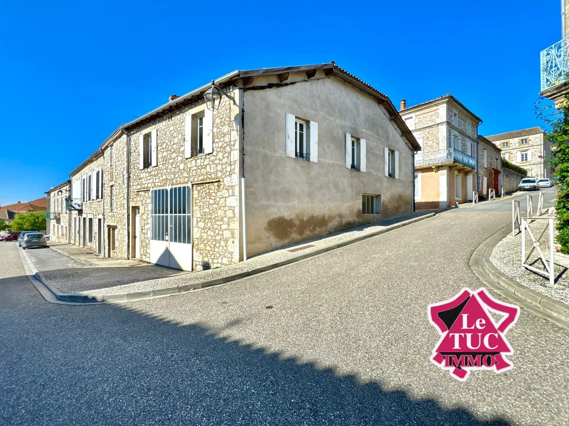 Maison en pierre à Monflanquin avec 3 chambres et grand garage 