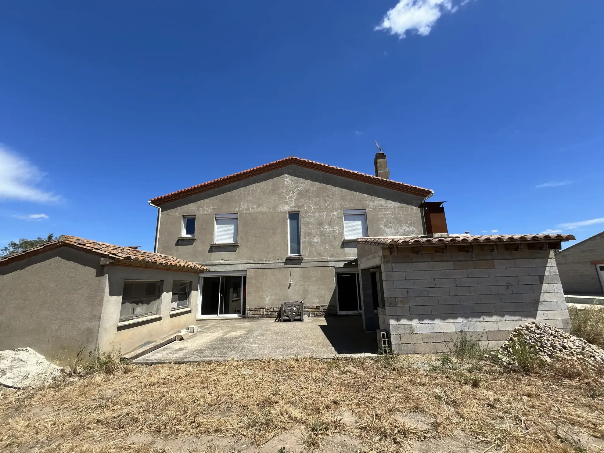 Maison à Lézignan-Corbières - 4 chambres, piscine et garage 