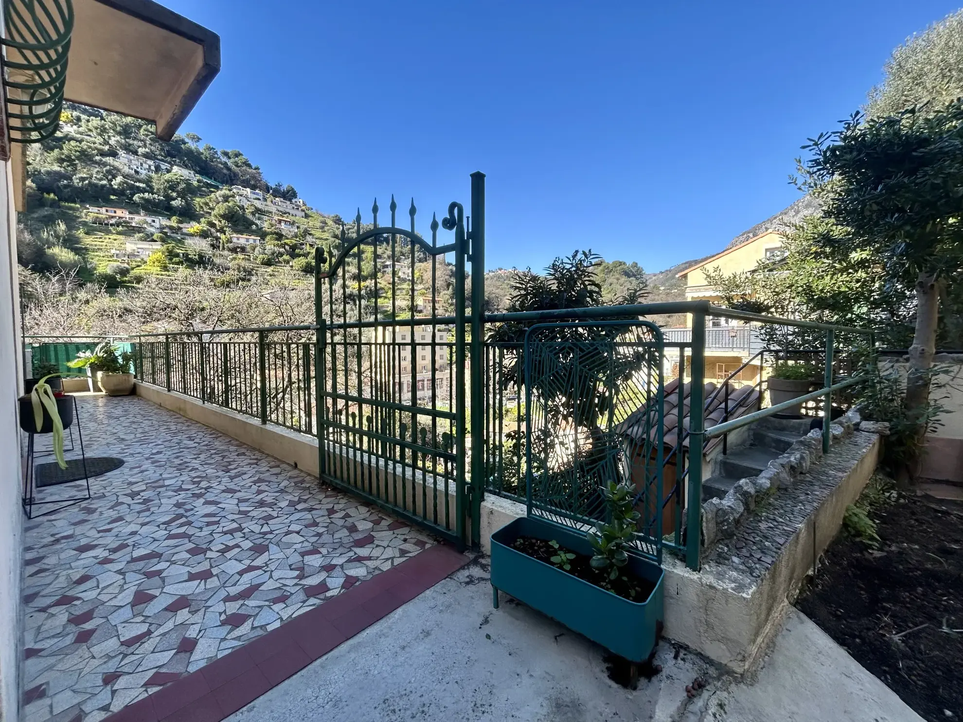 Vente T2 spacieuse à Menton avec terrasse et jardin 