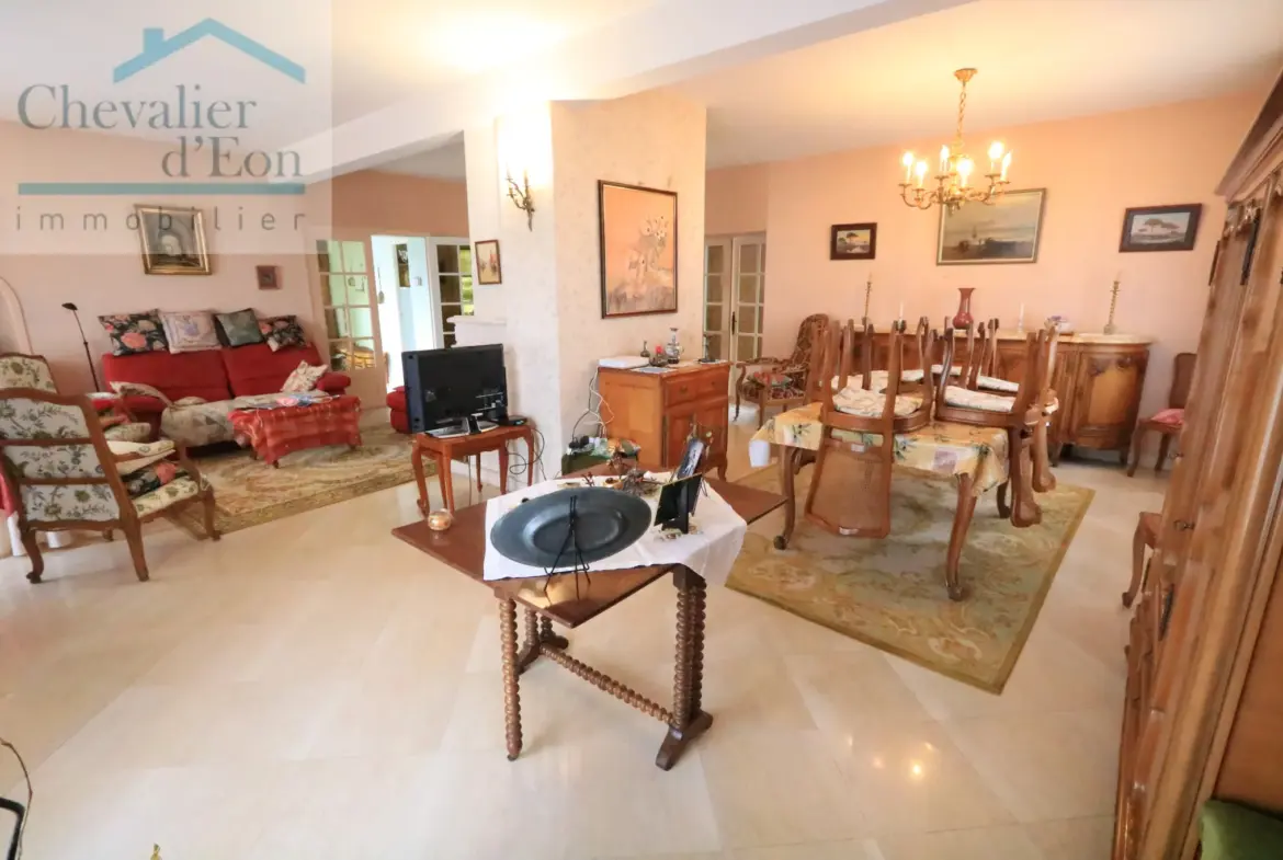 Villa spacieuse à vendre à Tonnerre - 5 chambres, jardin et maison d'amis 