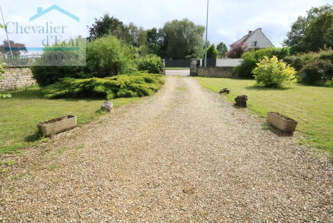 Villa spacieuse à vendre à Tonnerre - 5 chambres, jardin et maison d'amis 