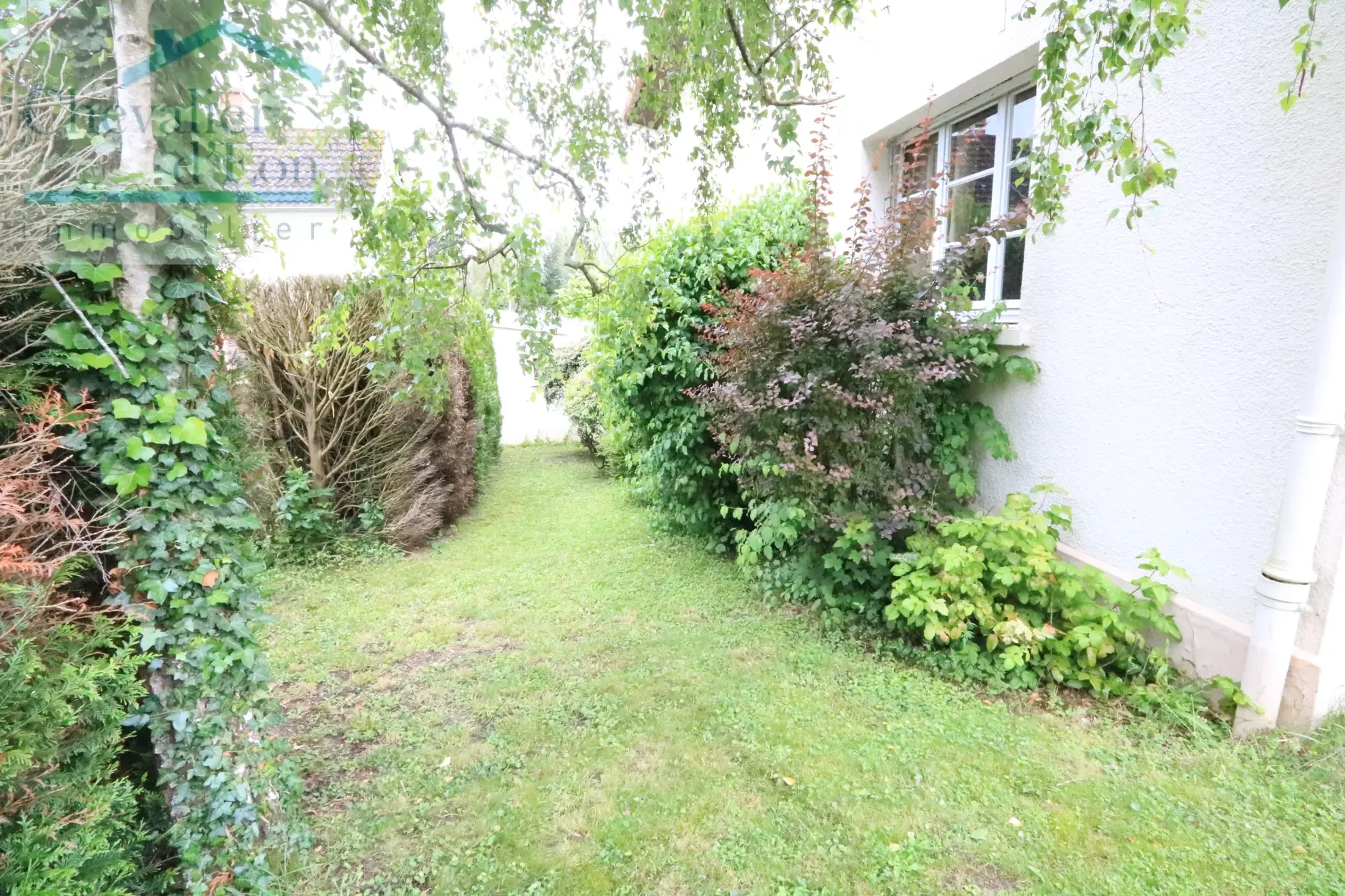 Villa spacieuse à vendre à Tonnerre - 5 chambres, jardin et maison d'amis 