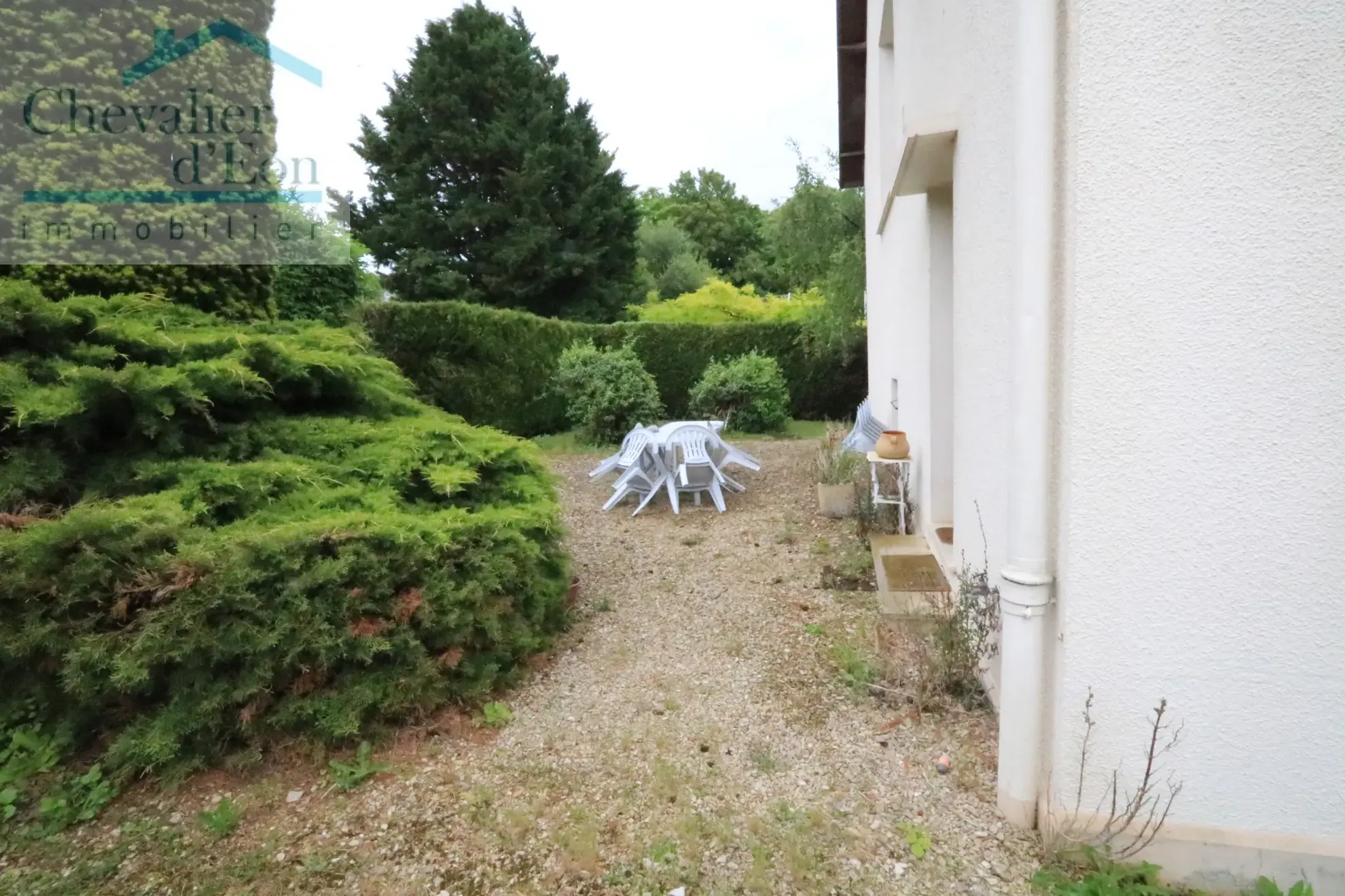 Villa spacieuse à vendre à Tonnerre - 5 chambres, jardin et maison d'amis 