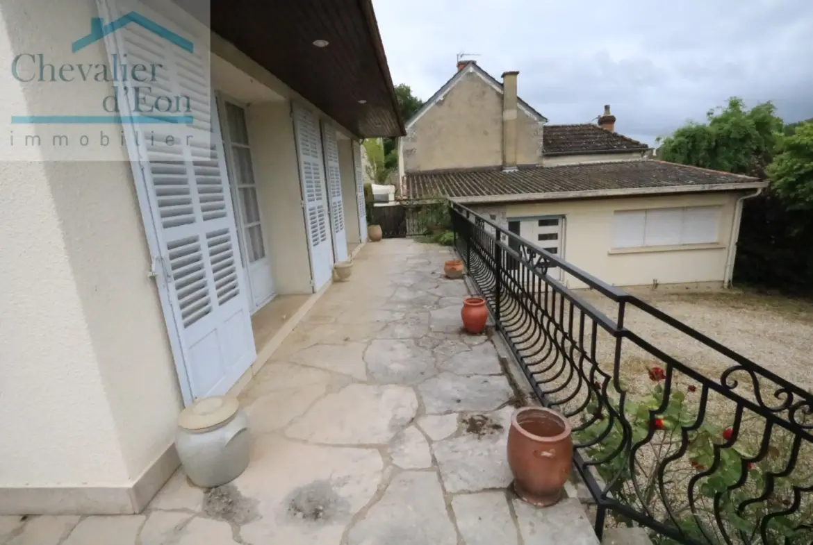 Villa spacieuse à vendre à Tonnerre - 5 chambres, jardin et maison d'amis 