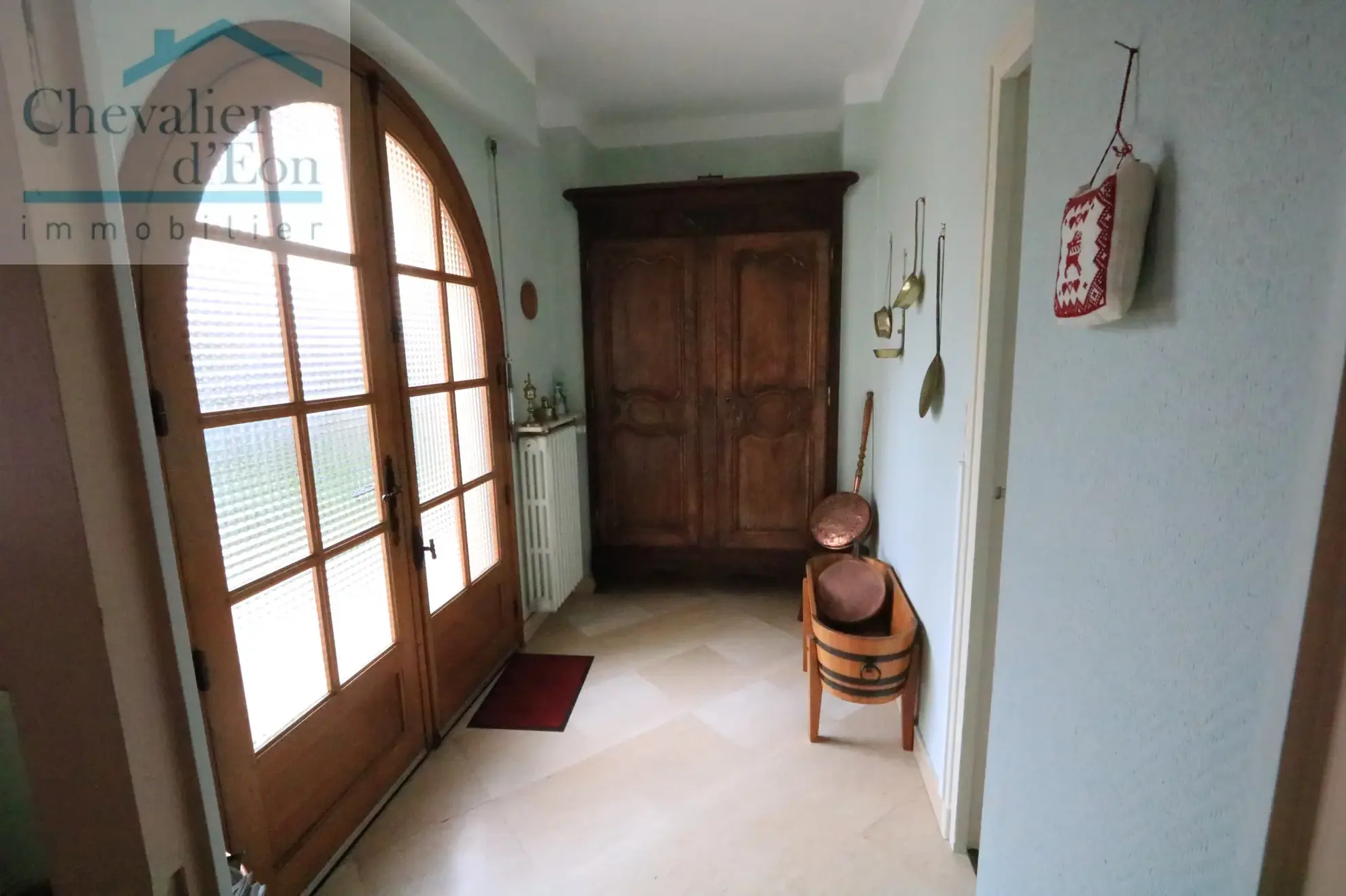 Villa spacieuse à vendre à Tonnerre - 5 chambres, jardin et maison d'amis 