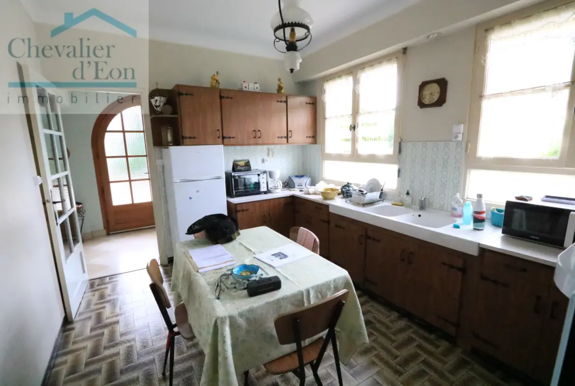 Villa spacieuse à vendre à Tonnerre - 5 chambres, jardin et maison d'amis 