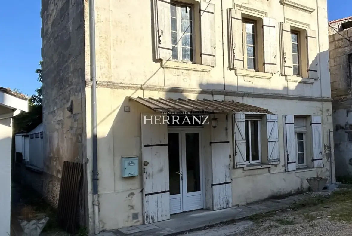 Maison de ville à rénover près de St Denis de Pile avec jardin 