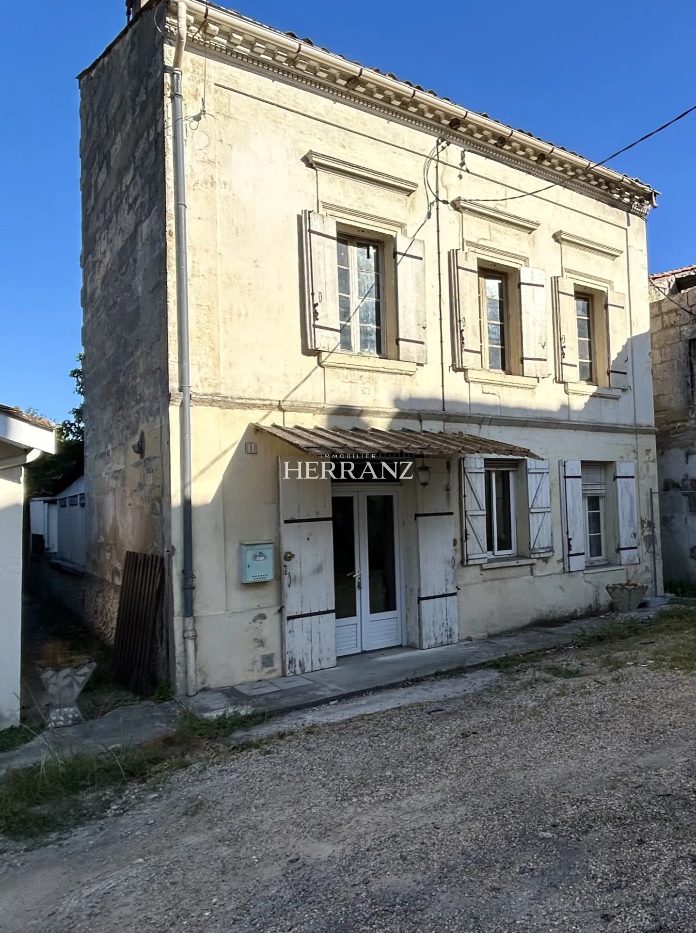 Maison de ville à rénover près de St Denis de Pile avec jardin 