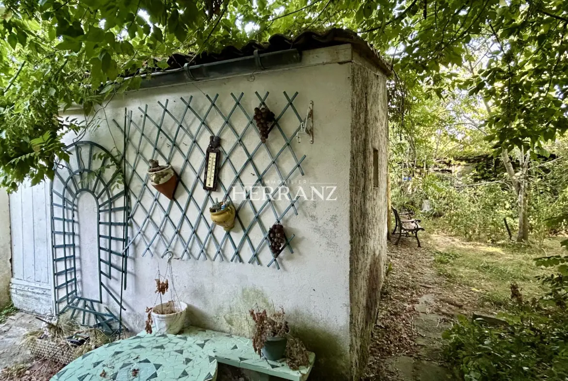 Maison de ville à rénover près de St Denis de Pile avec jardin 