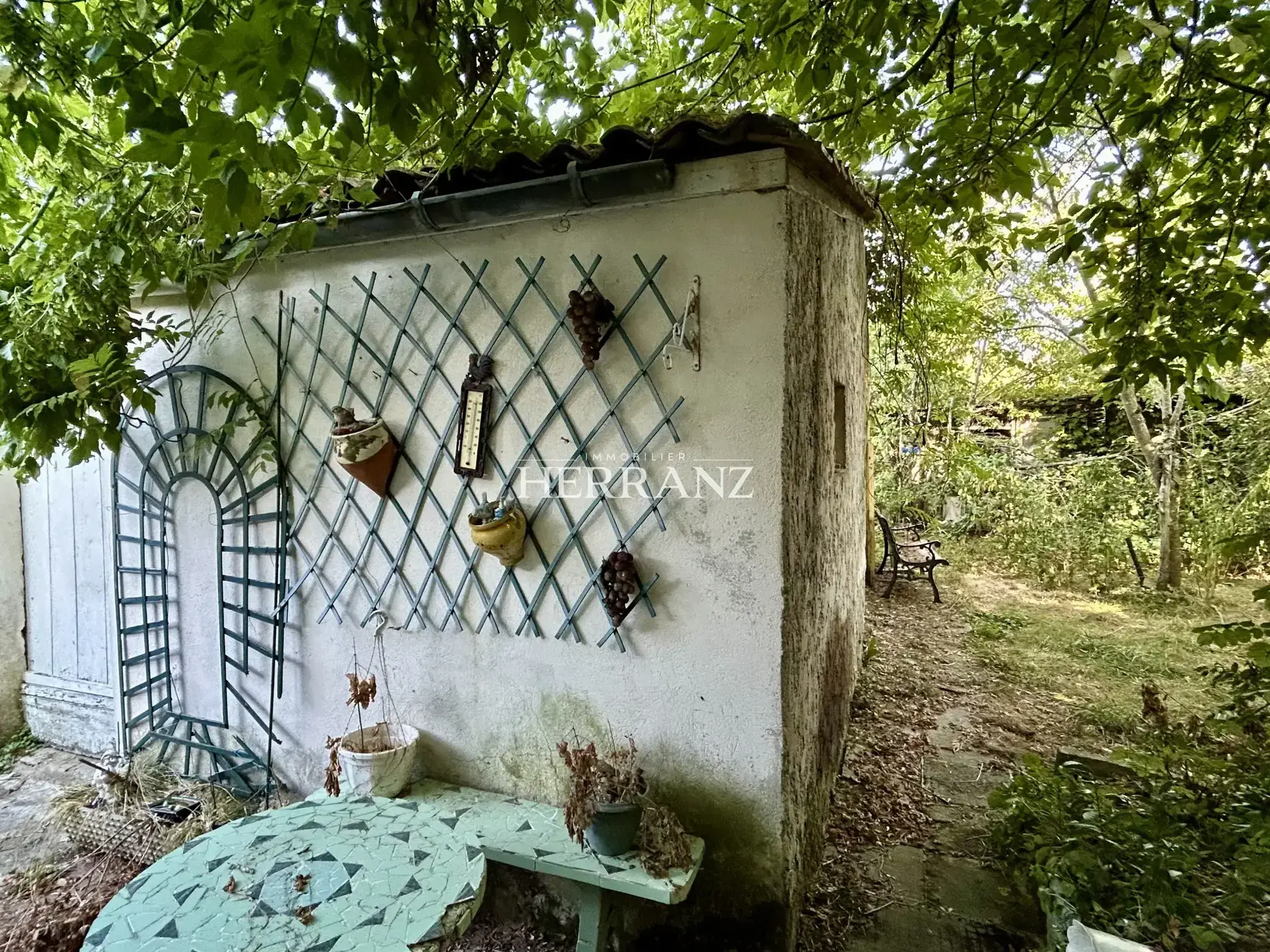 Maison de ville à rénover près de St Denis de Pile avec jardin 