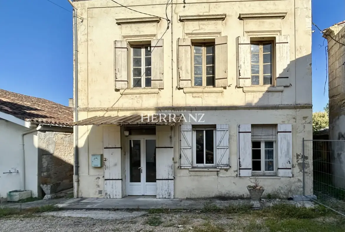 Maison de ville à rénover près de St Denis de Pile avec jardin 