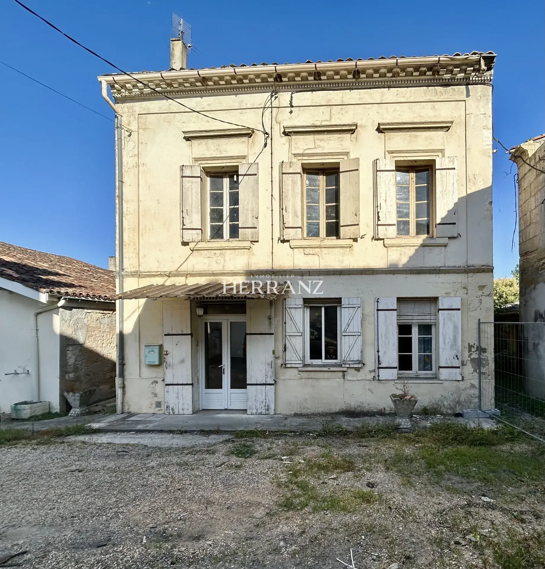 Maison de ville à rénover près de St Denis de Pile avec jardin 