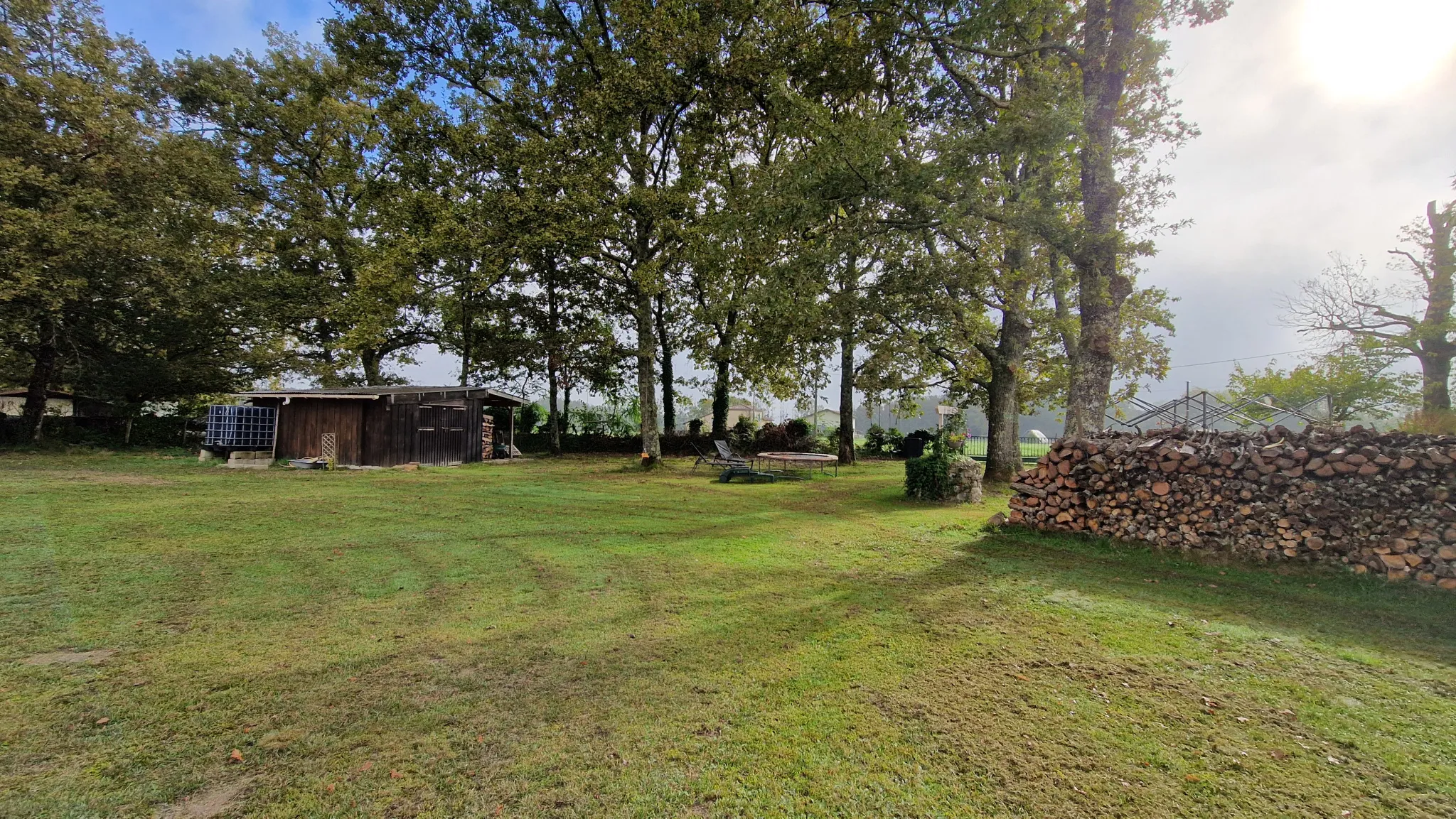 Maison de plain-pied à vendre à Cudos avec terrain arboré 