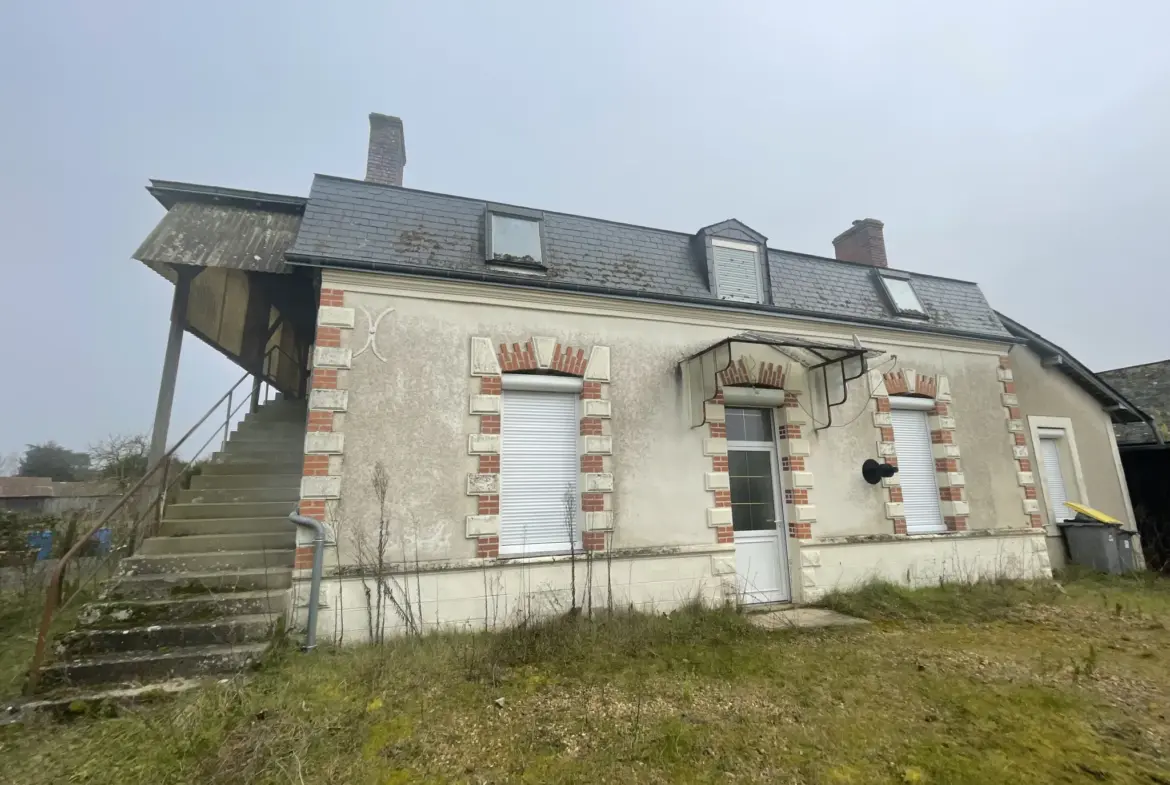 Maison ancienne à vendre près de Noyant - 95 m² sur 4800 m² de terrain 