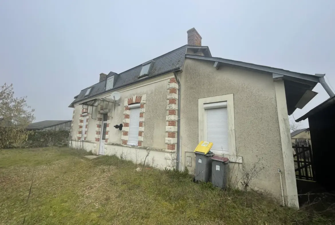 Maison ancienne à vendre près de Noyant - 95 m² sur 4800 m² de terrain 