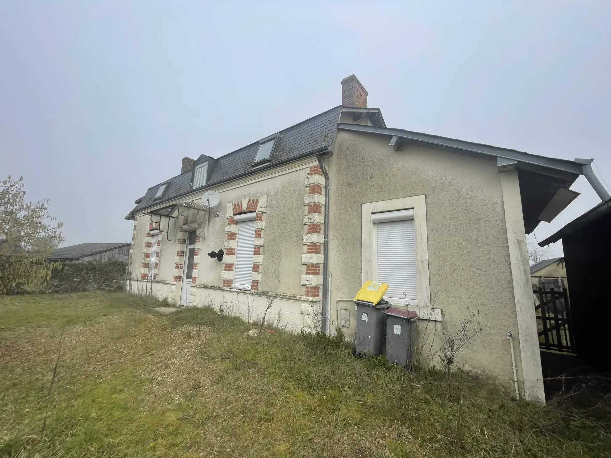 Maison ancienne à vendre près de Noyant - 95 m² sur 4800 m² de terrain 