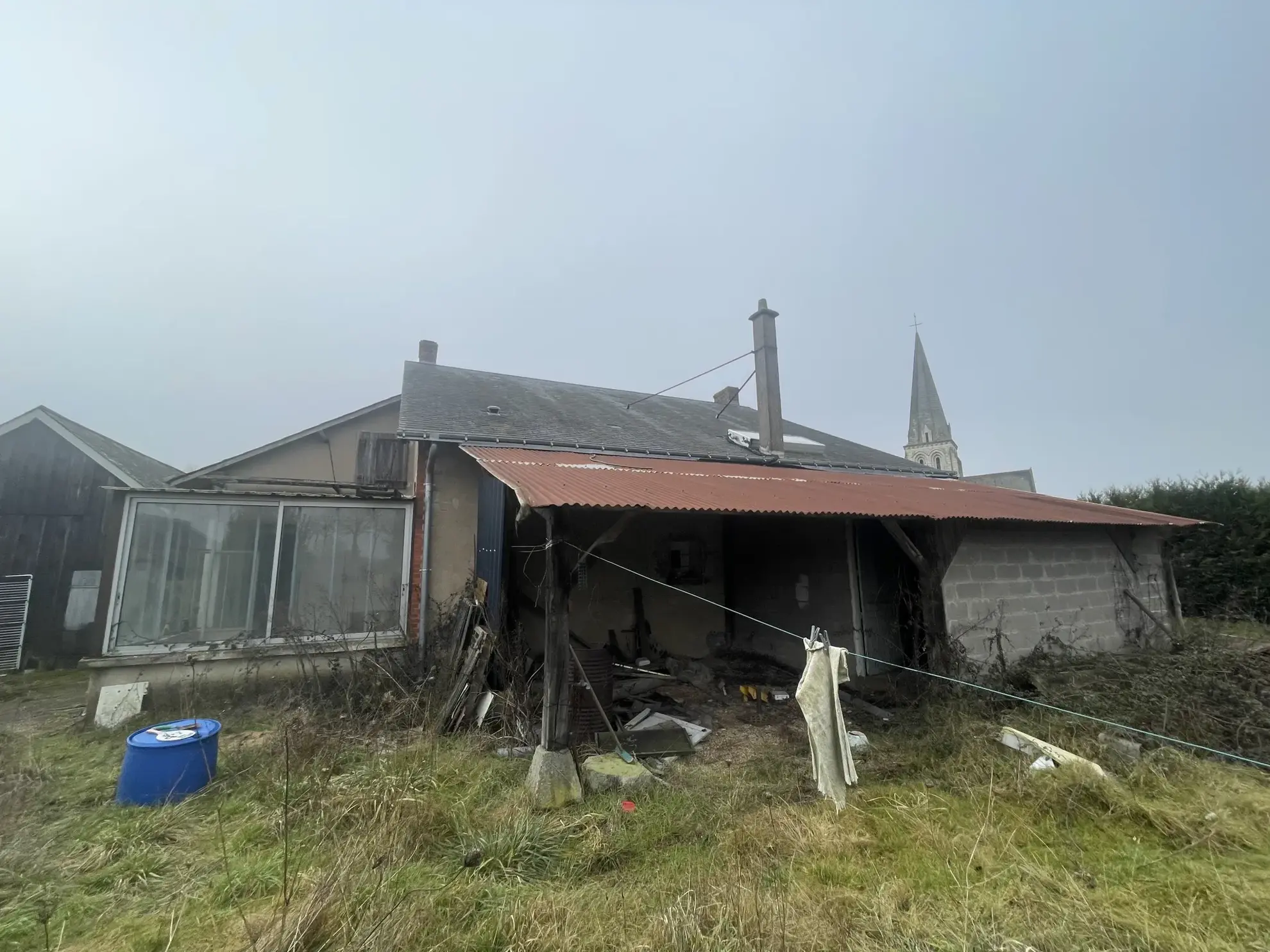 Maison ancienne à vendre près de Noyant - 95 m² sur 4800 m² de terrain 