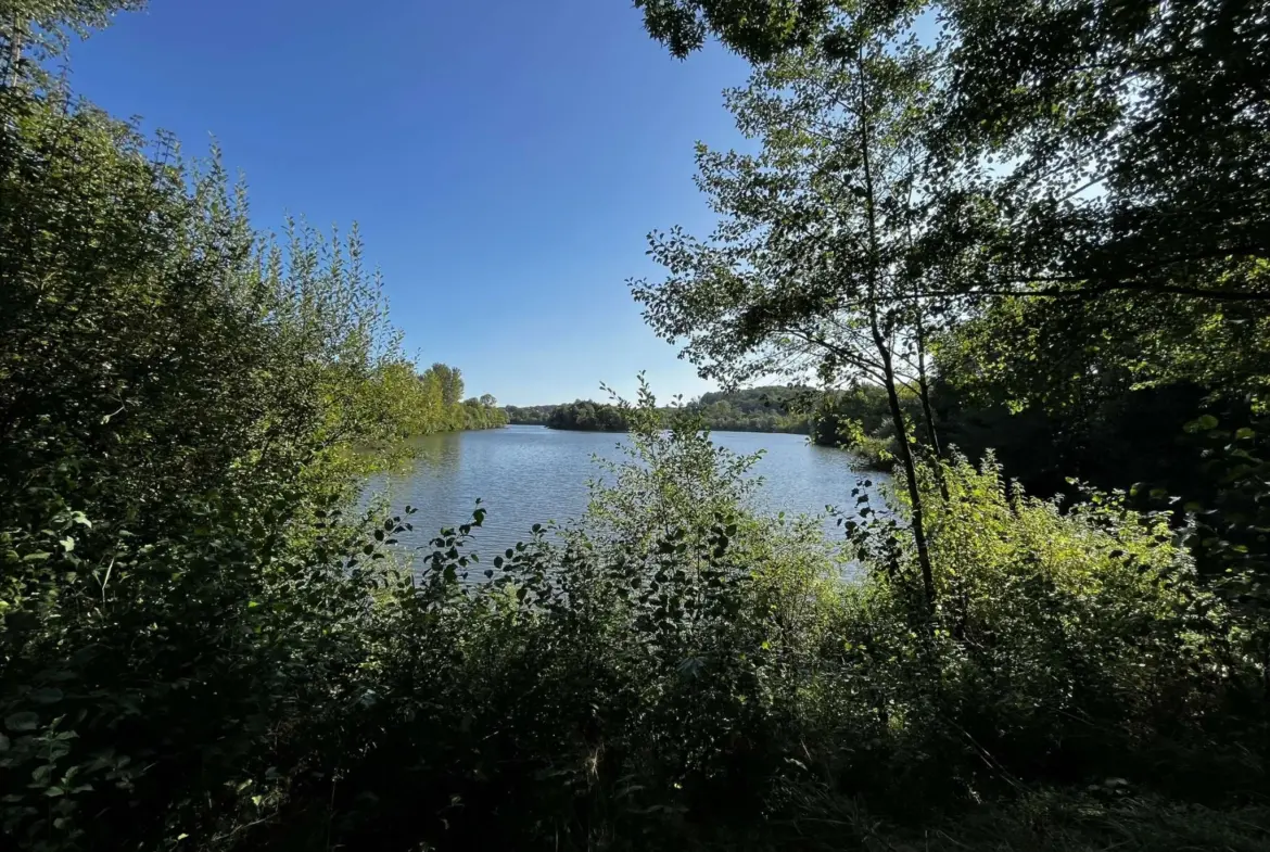 Terrain de loisir à Traves avec étang de 14,80 Ha 