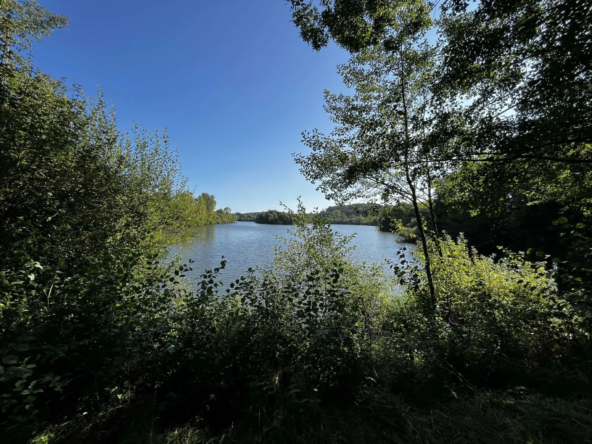 Terrain de loisir à Traves avec étang de 14,80 Ha