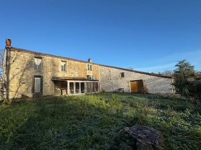 Maison en pierres à rénover à St Martin Lars avec jardin 