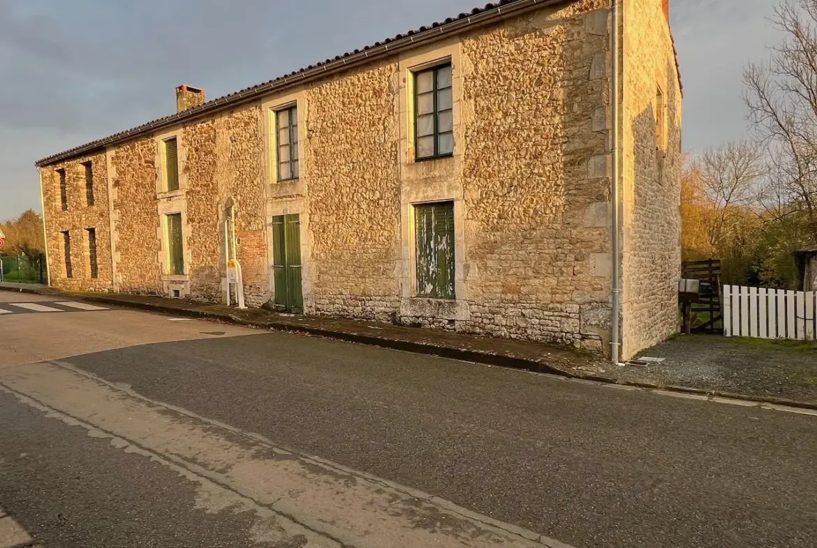 Maison en pierres à rénover à St Martin Lars avec jardin 