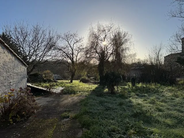 Maison en pierres à rénover à St Martin Lars avec jardin 