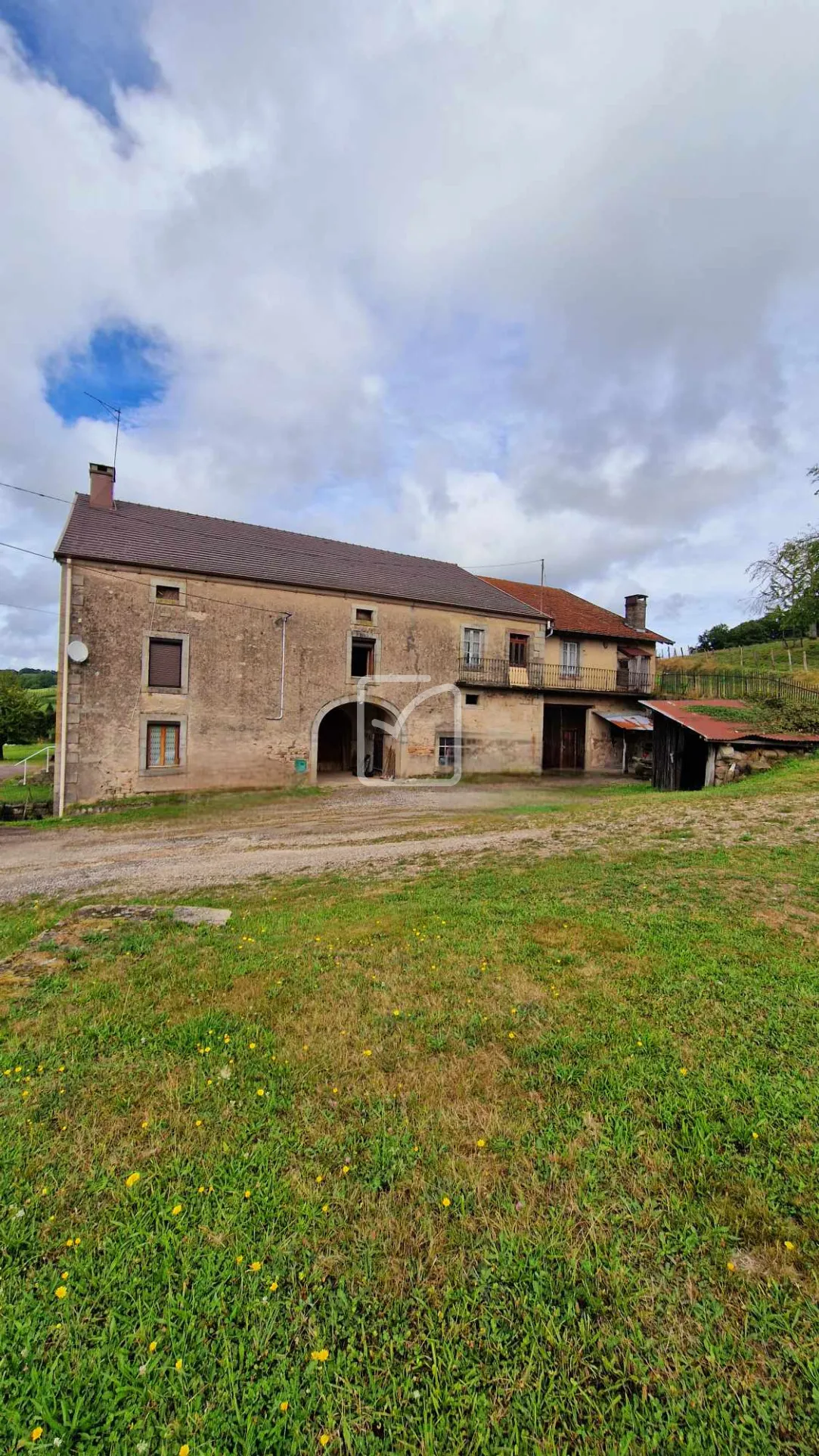 Ancien corps de ferme à rénover à Fougerolles 