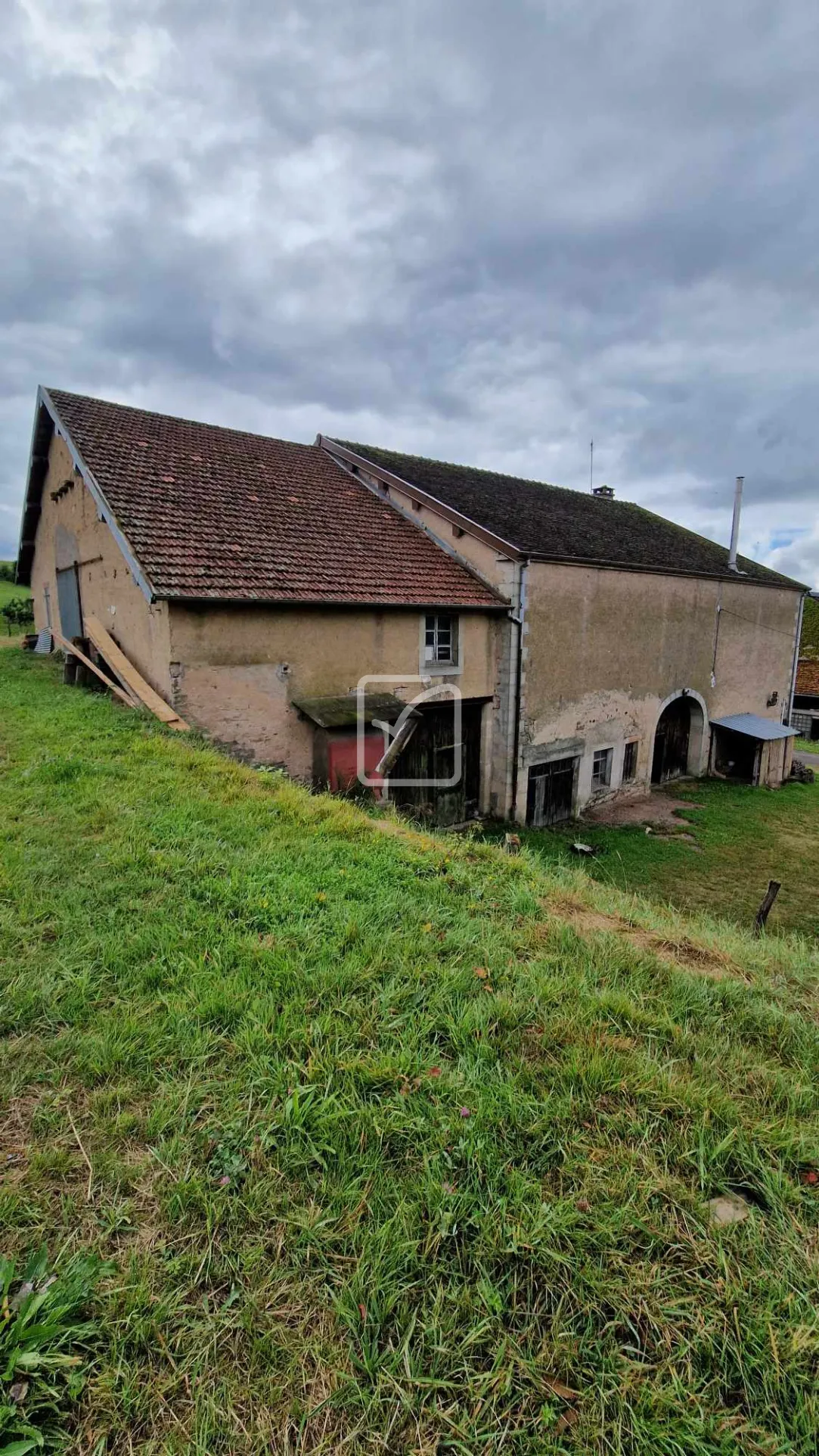 Ancien corps de ferme à rénover à Fougerolles 